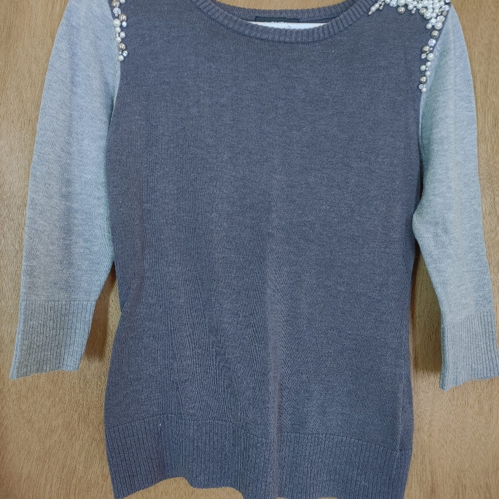 Sweatshirt.
